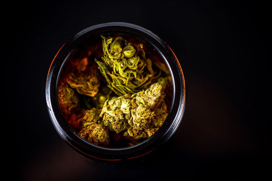 Ein Glas voll mit Cannabisblüten und -knospen