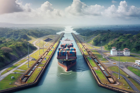 Frachtschiff im Panamakanal
